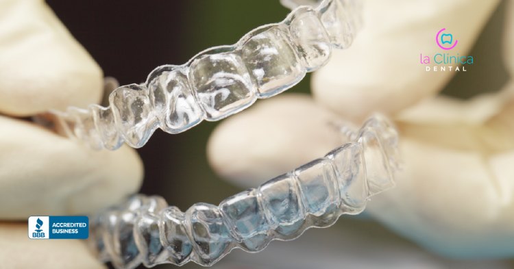 Guardas dentales invisalign en manos de odontólogo, destacando tecnología de La Clínica Dental para tratamientos estéticos.