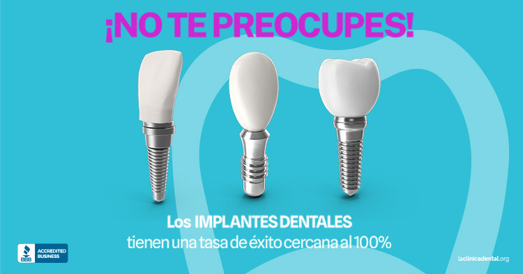 Tres implantes dentales con coronas, texto destacado "¡NO TE PREOCUPES!" y "Los IMPLANTES DENTALES tienen una tasa de éxito cercana al 100%", fondo azul.