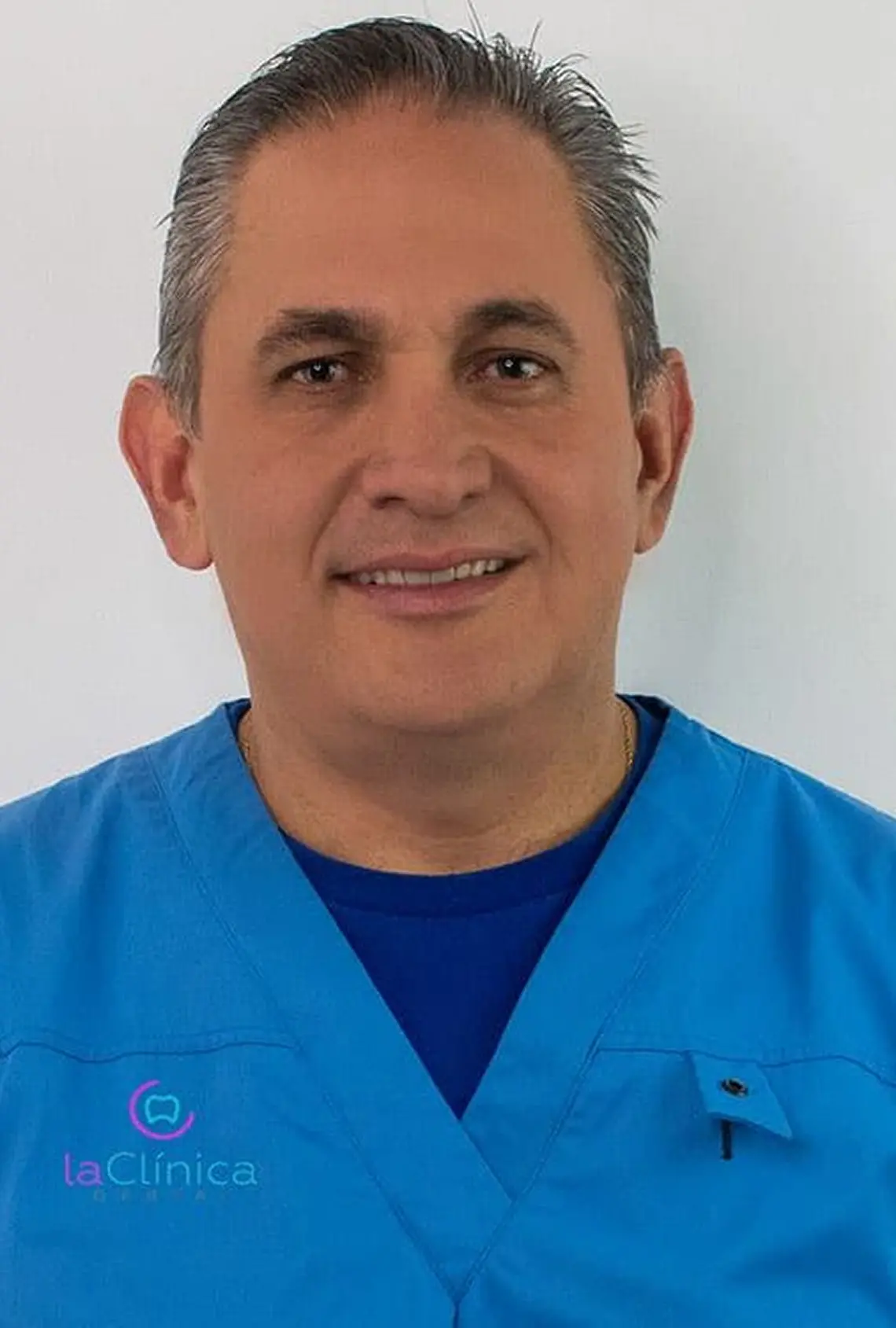 Retrato de un dentista en uniforme azul en La Clinica Dental Lindavista CDMX, sonriendo y mostrando confianza profesional.