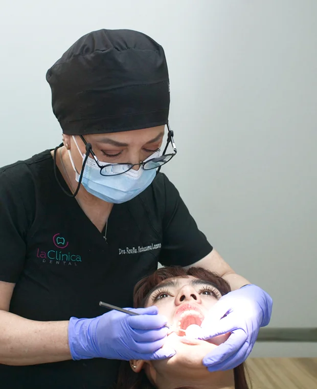 Tratamiento dental en La Clinica Dental Lindavista CDMX, dentista atendiendo a paciente con cuidado y tecnolog&iacute;a avanzada.
