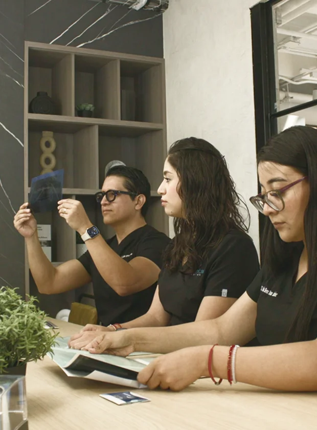 Equipo de dentistas revisando radiograf&iacute;as en La Clinica Dental Lindavista CDMX.
