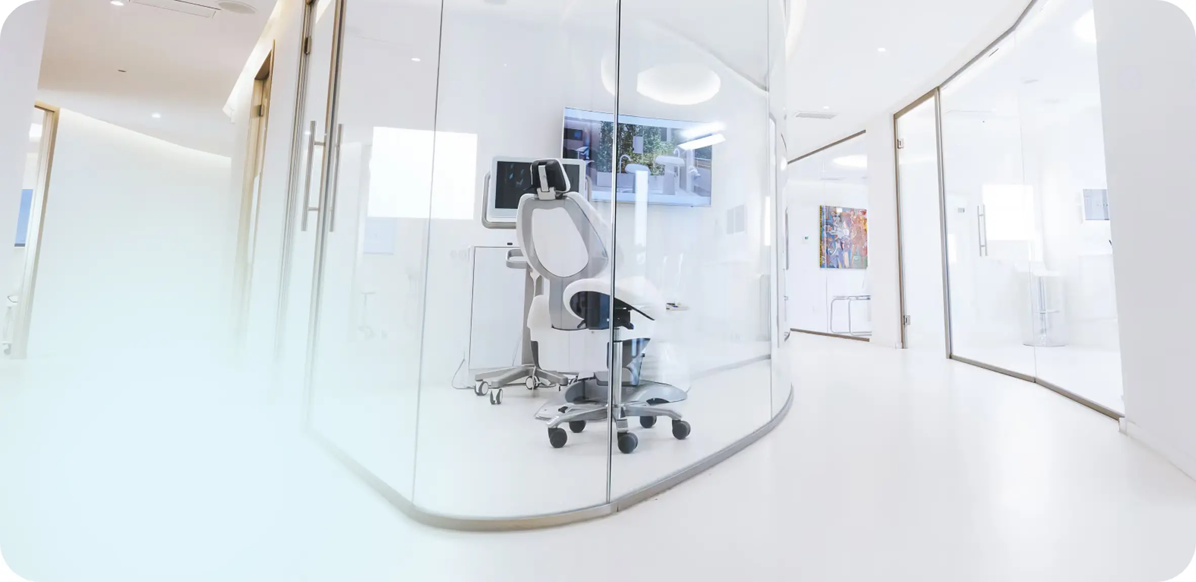 Consultorio moderno en La Clinica Dental Lindavista CDMX, equipado con silla dental y tecnolog&iacute;a avanzada para tratamientos est&eacute;ticos.