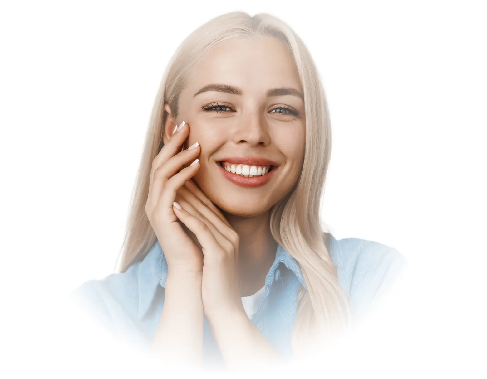 Mujer sonriendo y tocándose la cara, mostrando dientes blancos y saludables, representando el diseño de sonrisa y la estética dental.