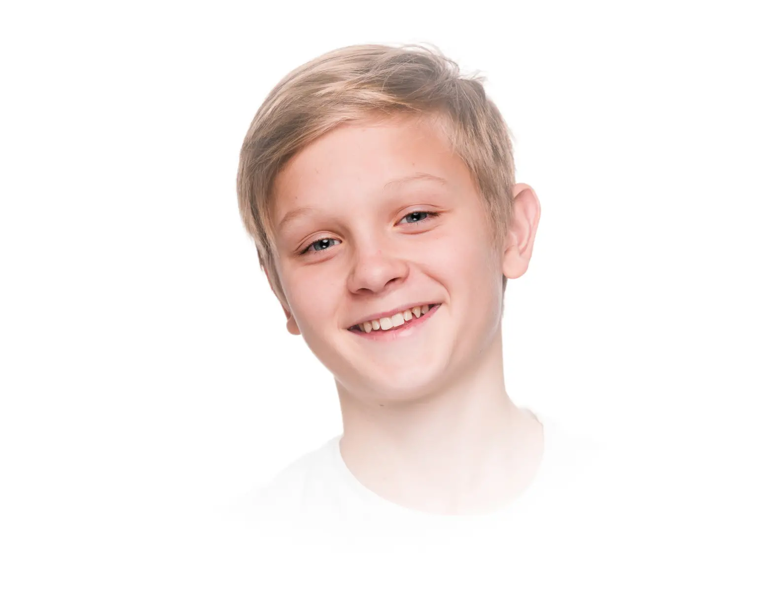 Niño sonriendo con dientes sanos, representando la importancia de la odontopediatría en la salud dental infantil.