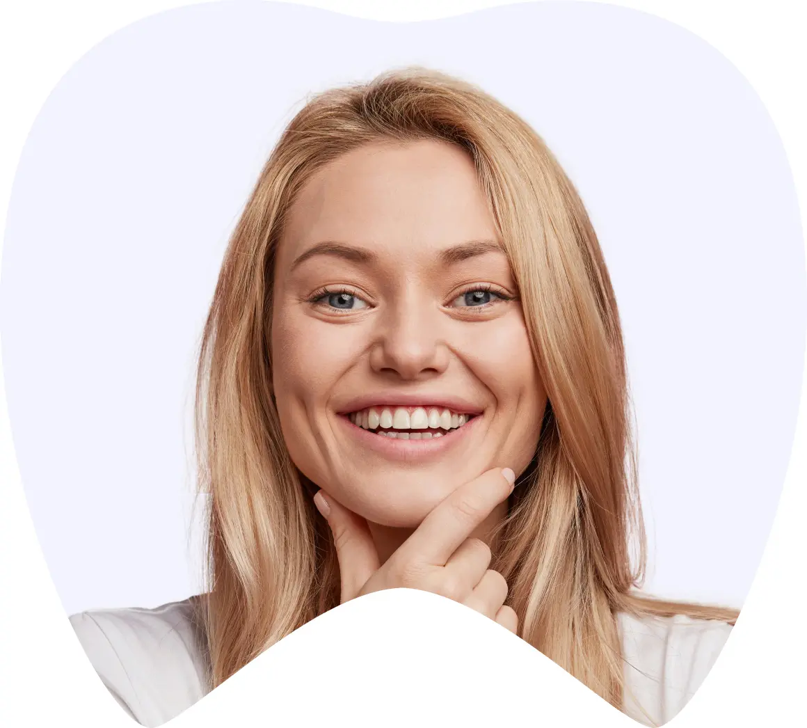 Mujer sonriente mostrando dientes perfectos, resaltando la estética dental y el diseño de sonrisas en La Clínica Dental Lindavista.